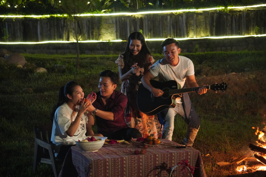 Du khách đốt lửa trại và ca hát dưới chân núi Mằn.