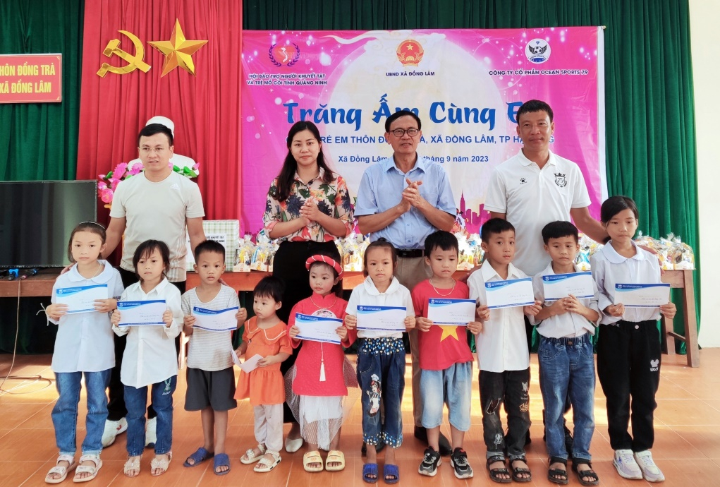 Chị Vũ Thị Mai Hương, Giám đốc Công ty CP Ocean Sports 79 trao tặng quà cho các em học sinh mồ côi, khuyết tật nhân dịp Tết Trung thu tại thôn Đồng Trà, xã Đồng Lâm (TP Hạ Long) tháng 9/2023.