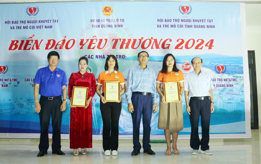 Chị Vũ Mai Hương được Trung ương Hội Bảo trợ Việt Nam trao bảng vàng vinh danh tổ chức, cá nhân có đóng góp nhiều hoạt động thiện nguyện tại Chương trình