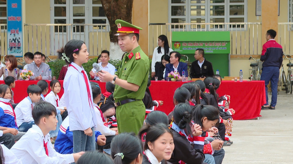 Công an xã Quảng Sơn (huyện Hải Hà) tuyên truyền luật giao thông tại Trường PTDT bán trú THCS Quảng Sơn, năm học 2024-2025. Ảnh: Nguyễn Duy