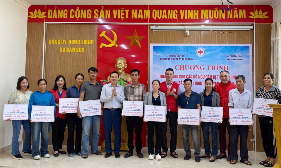 Trao hỗ trợ cho các hộ ngư dân bị thiệt hại do cơn bão số 3 tại huyện Vân Đồn