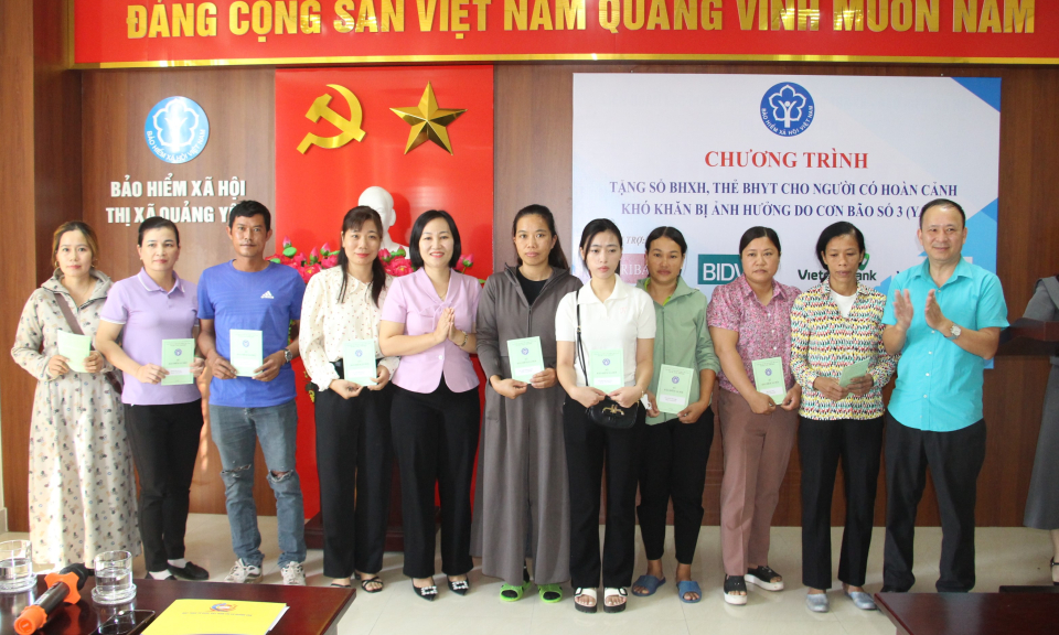 TX Quảng Yên: Trao tặng 124 sổ BHXH, thẻ BHYT cho người có hoàn cảnh khó khăn bị ảnh hưởng do cơn bão số 3
