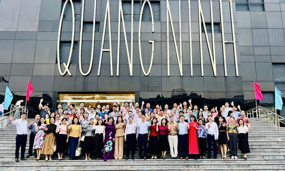 Đoàn đại biểu hội giảng nhà giáo GDNN tham quan TP Hạ Long