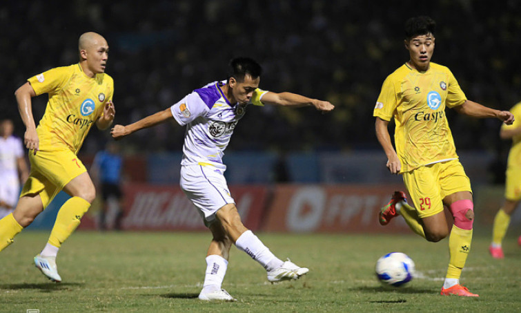 Hà Nội thoát thua Thanh Hóa ở phút bù V-League