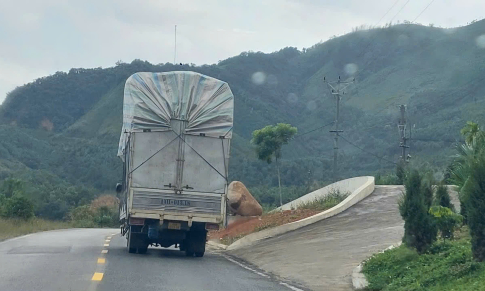Nguy cơ mất ATGT trên QL18B từ xe quá khổ
