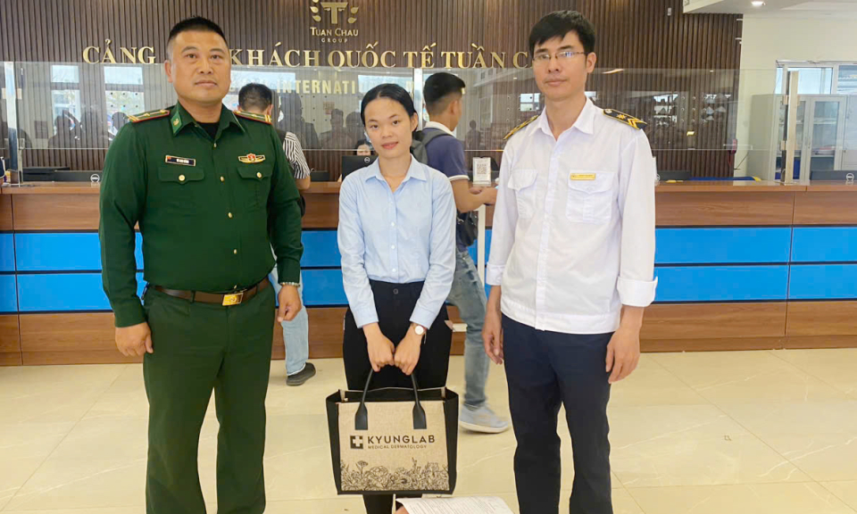 Cán bộ Biên phòng trả lại tài sản giá trị cho người bỏ quên