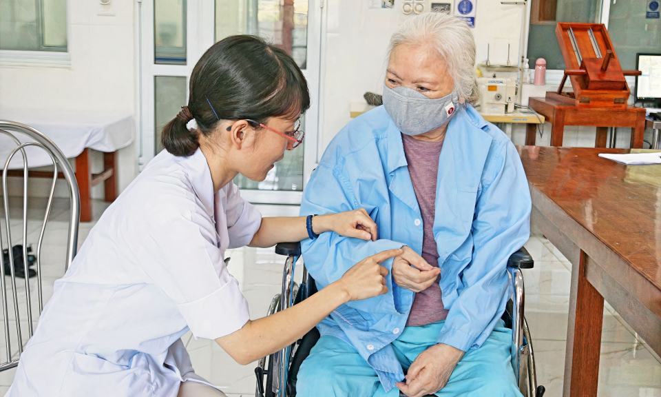 Quan tâm, chăm lo sức khỏe người cao tuổi