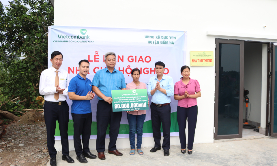 Bàn giao nhà ở cho hộ cận nghèo xã Dực Yên (Đầm Hà)