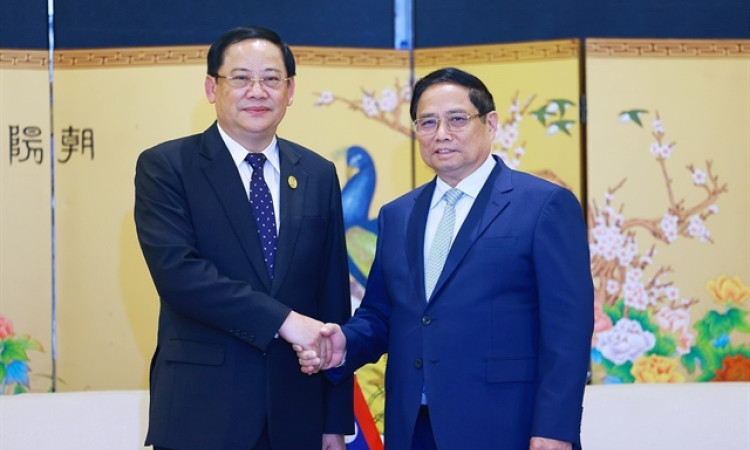 Prime Ministers of Việt Nam, Laos meet in Kunming