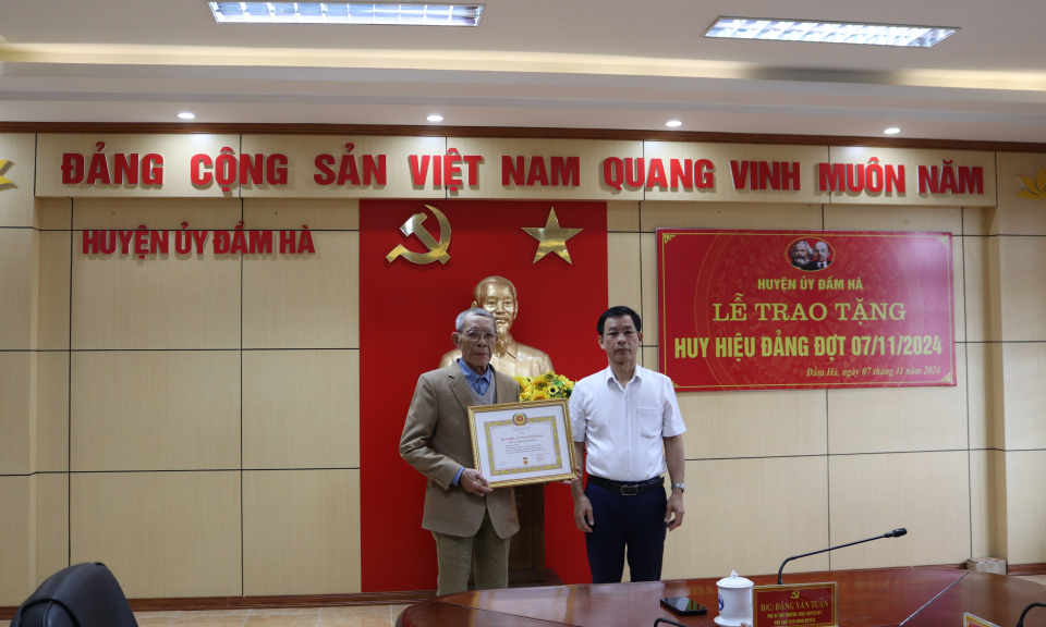 Huyện ủy Đầm Hà tổ chức Lễ trao tặng huy hiệu Đảng đợt 7/11/2024