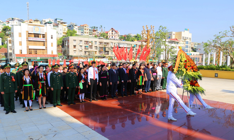 Đoàn đại biểu Đại hội Đại biểu các dân tộc thiểu số tỉnh Quảng Ninh lần thứ IV dâng hương tưởng niệm các anh hùng, liệt sĩ