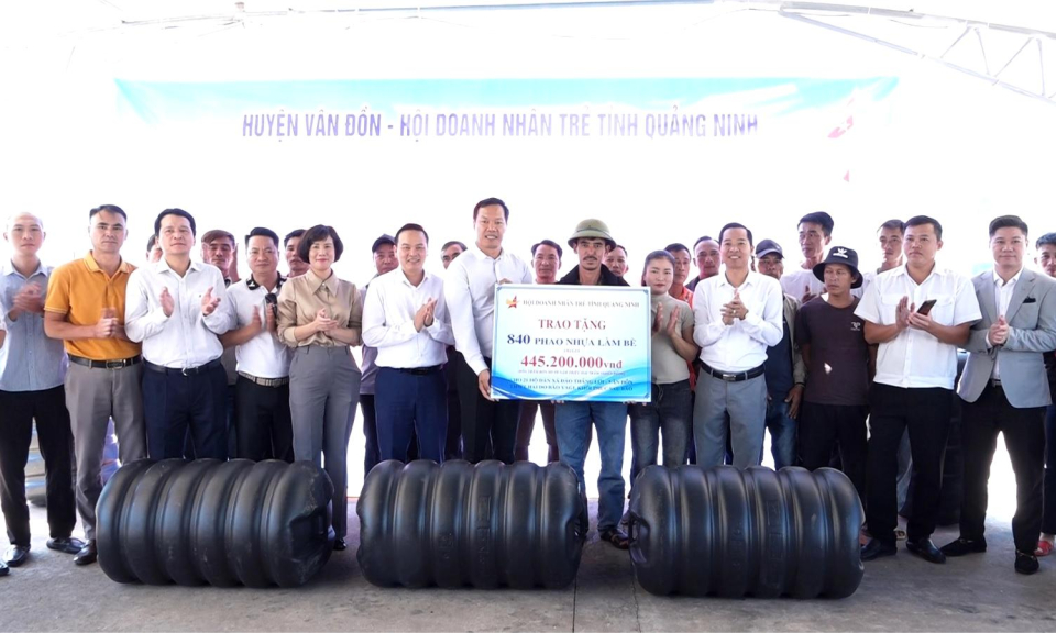 Trao tặng phao HDPE và kinh phí cho các hộ nuôi trồng thủy sản ở xã Thắng Lợi và Bản Sen, huyện Vân Đồn