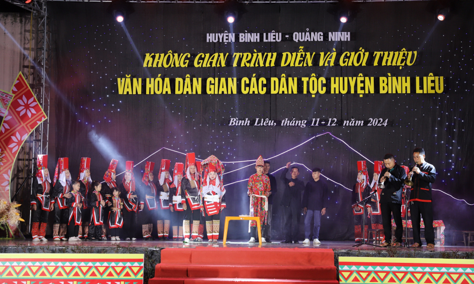 Độc đáo không gian trình diễn, giới thiệu văn hóa dân gian của dân tộc Dao Thanh Phán