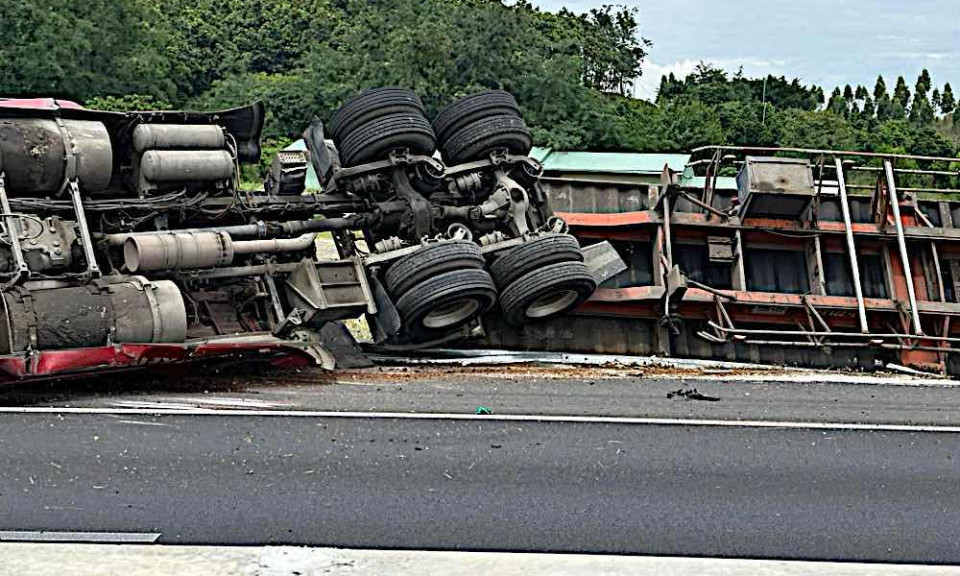 Nhiều xe cẩu hợp sức cẩu xe đầu kéo lật trên cao tốc