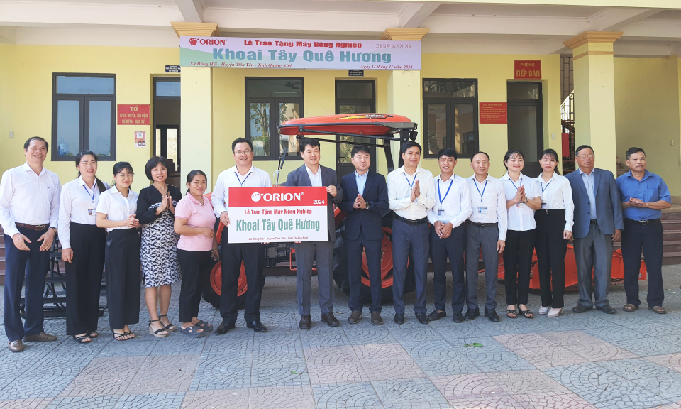 Tặng máy nông cụ cho nông dân Đông Hải