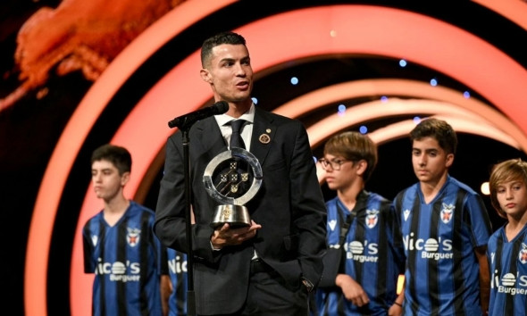 Ronaldo đoạt giải thưởng cao quý nhất làng bóng đá Bồ Đào Nha