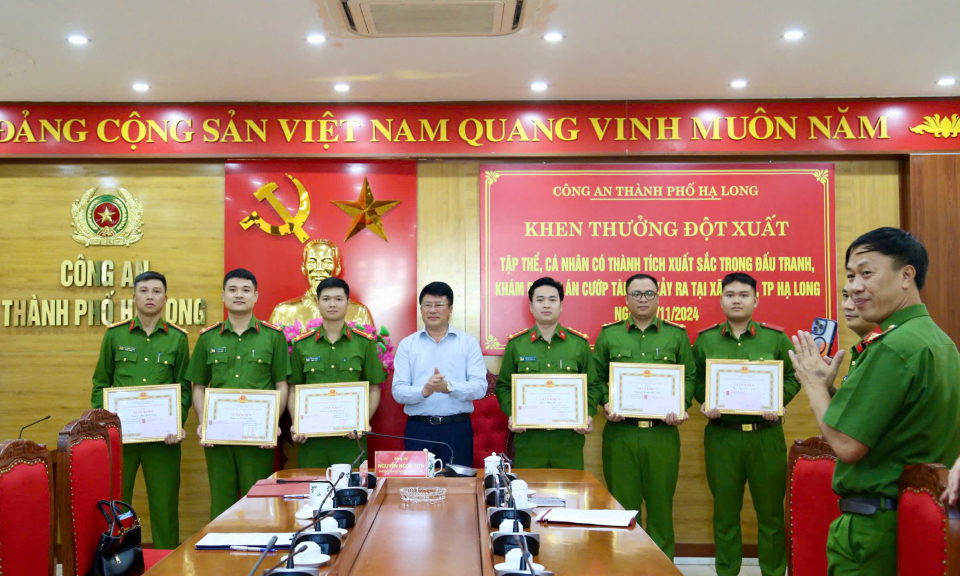 TP Hạ Long: Khen thưởng đột xuất tập thể, cá nhân có thành tích xuất sắc trong đấu tranh, truy bắt nhanh đối tượng cướp tài sản