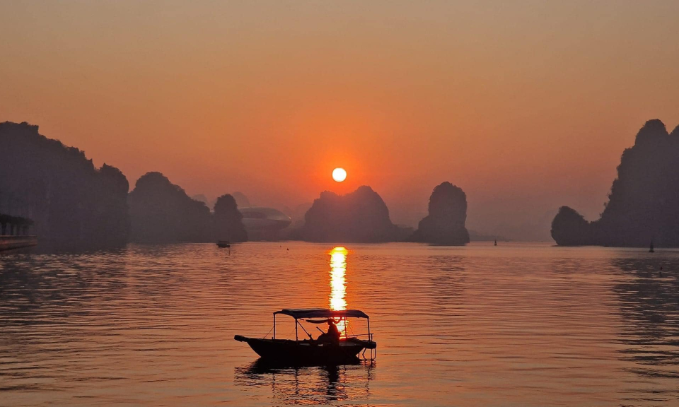 Majestic scenery of sunrise over Ha Long Bay