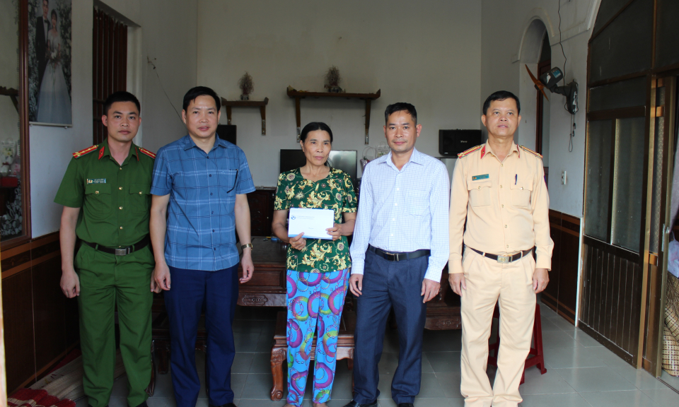 Ban An toàn giao thông huyện Đầm Hà thăm, tặng quà gia đình nạn nhân bị tai nạn giao thông