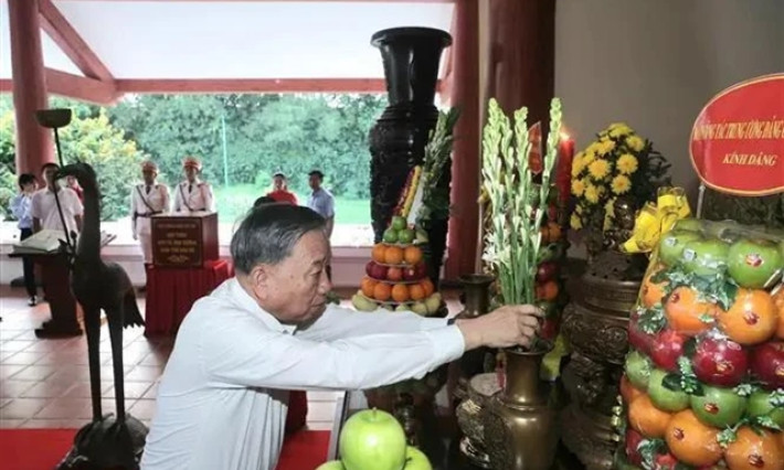 Party leader offers incense in memory of late President Hồ Chí Minh in Cà Mau