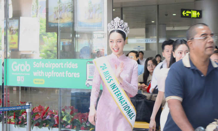 Hoa hậu Quốc tế Thanh Thủy về nước, người hâm mộ hò reo ở sân bay