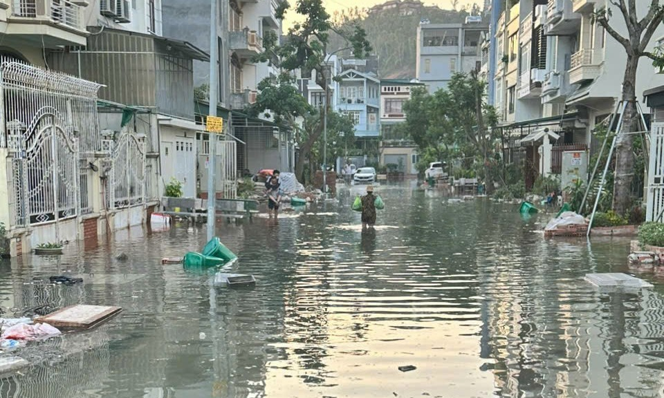 TP Hạ Long: Triều cường dâng cao gây ngập lụt nhiều khu vực