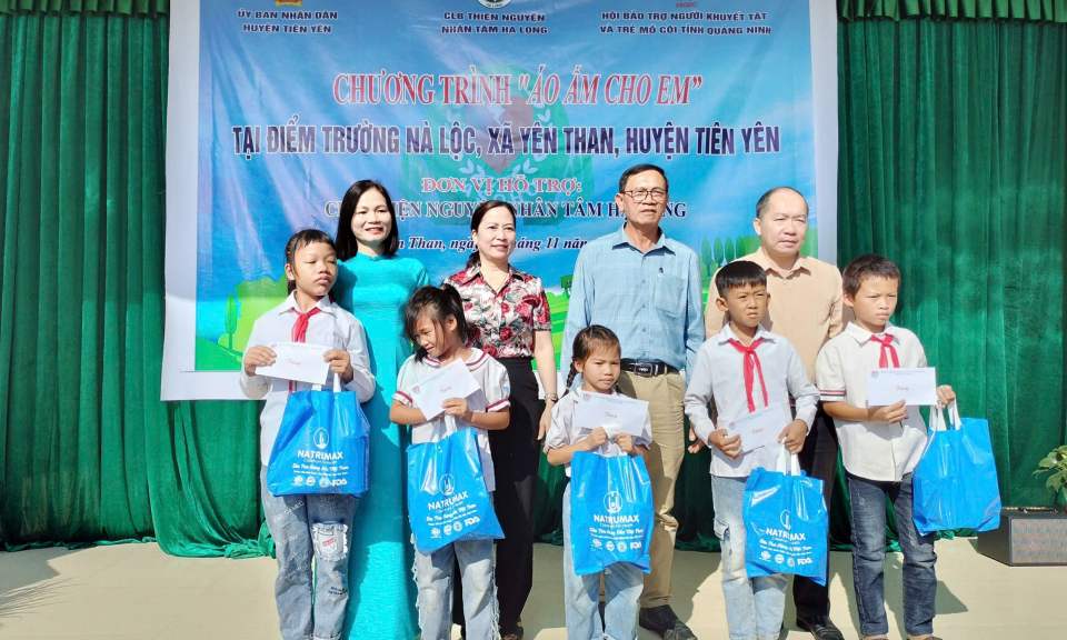 Tặng quà cho giáo viên, học sinh vùng cao khó khăn huyện Tiên Yên