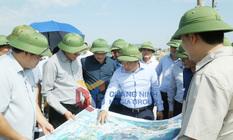 Bí thư Tỉnh ủy Vũ Đại Thắng kiểm tra tiến độ dự án Đường ven sông kết nối từ cao tốc Hạ Long - Hải Phòng đến TP Đông Triều, tháng 11-2024