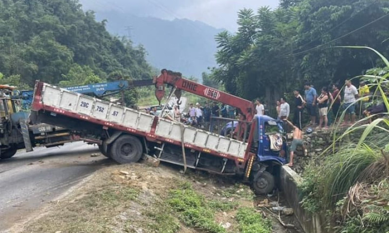 Ô tô 16 chỗ lấn làn vượt ẩu khiến xe tải lao xuống vệ đường, tài xế bị thương nặng