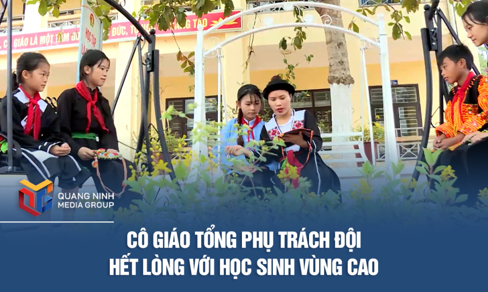 Cô giáo Tổng phụ trách Đội hết lòng với học sinh vùng cao