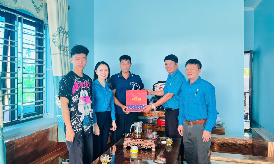 Ấm lòng thợ mỏ      