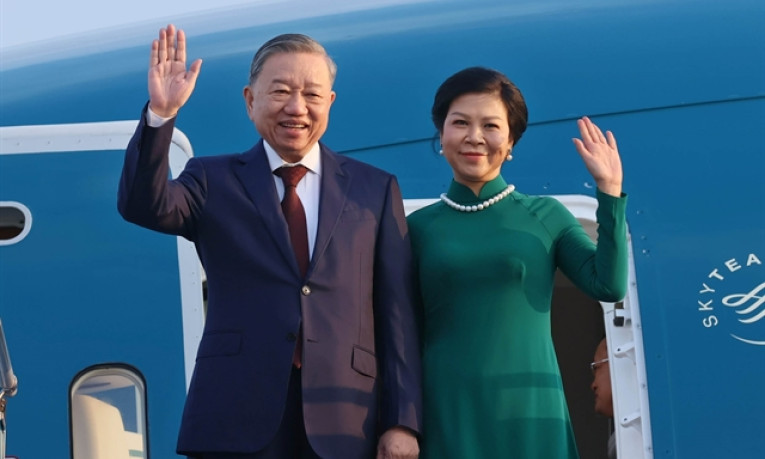 Party chief and his spouse set off for official visit to Malaysia