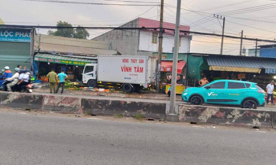 Long An: Xe tải lao lên vỉa hè tông trúng sạp rau, người đàn ông bỏ chạy thoát thân