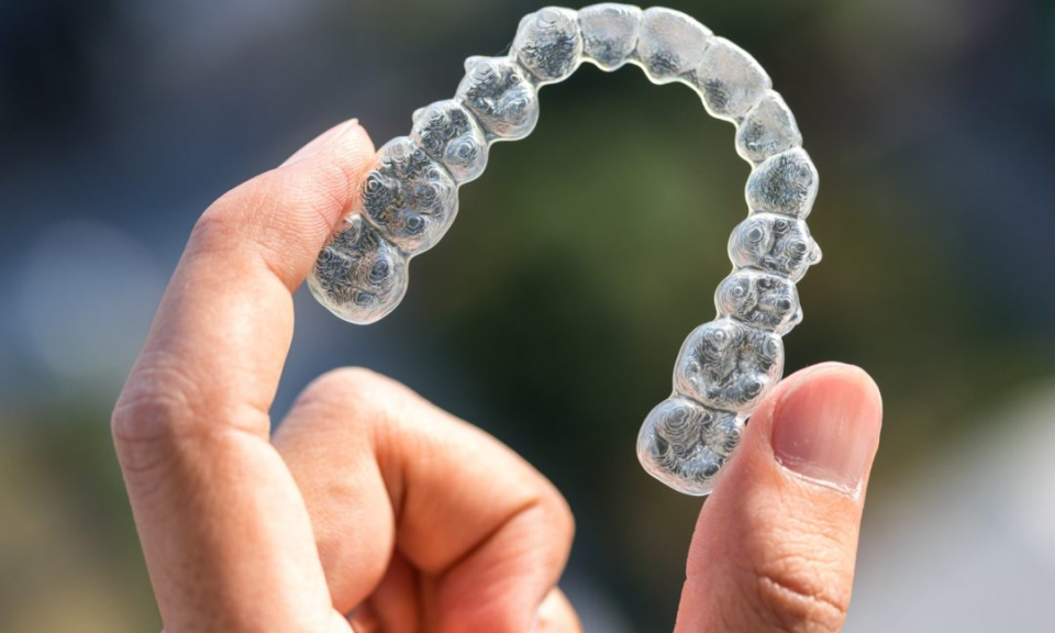 Hướng dẫn vệ sinh khay niềng răng Invisalign đúng cách