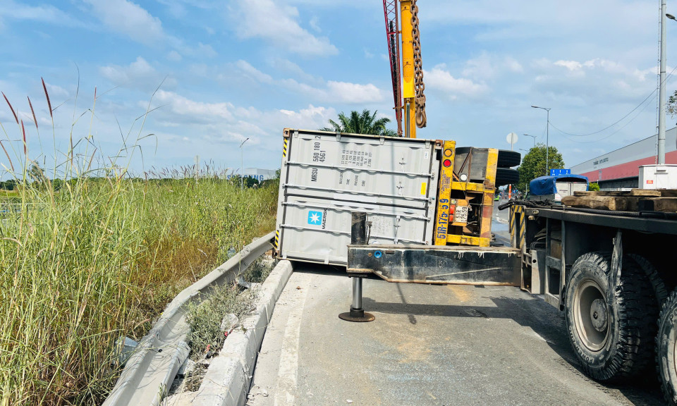 Lật xe container trong khu công nghệ cao, tài xế và phụ xe thoát chết