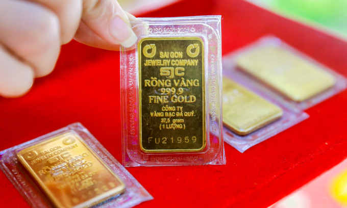 Gold prices edge lower