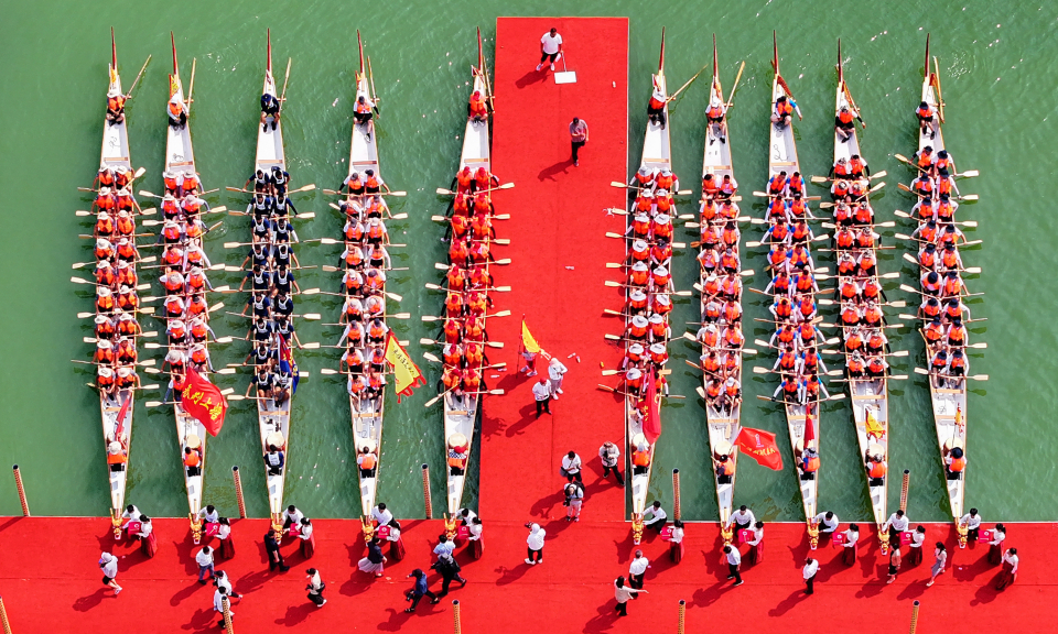 中国各地纷纷举办精彩纷呈的赛龙舟活动