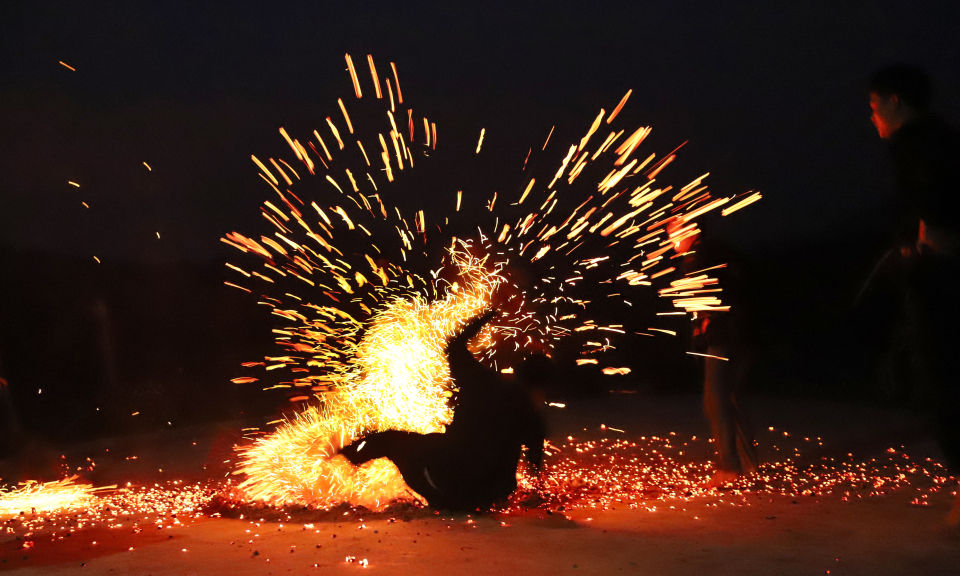 Vũ điệu chân trần trên than hồng 