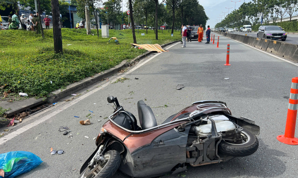 TP.HCM: Xe máy đâm vào dải phân cách, người đàn ông tử vong tại chỗ