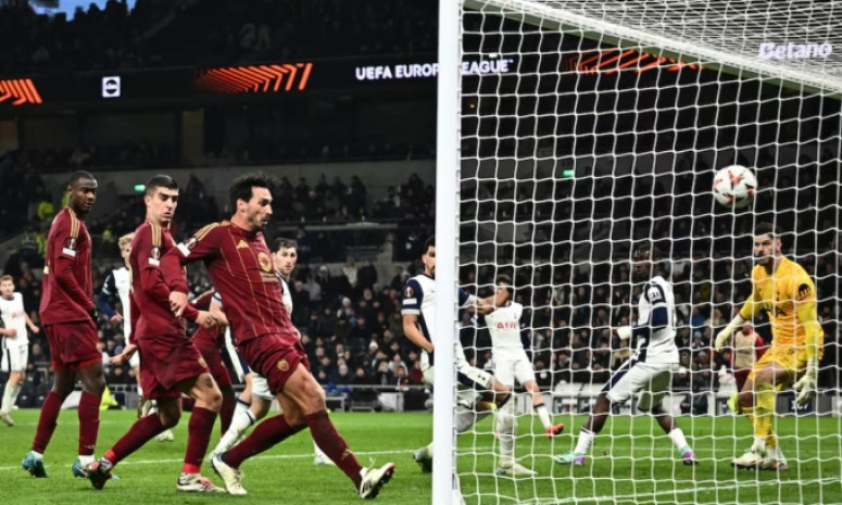 Tottenham rơi chiến thắng ở phút bù