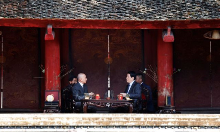 State President, Cambodian King enjoy tea at Temple of Literature