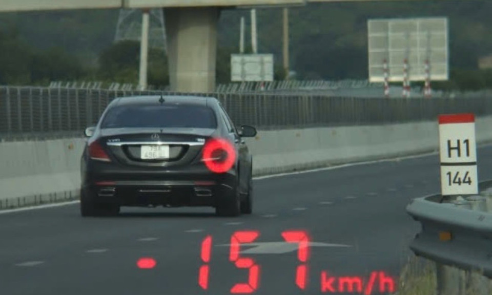 Tài xế chạy ôtô tốc độ "khủng" 157 km/h trên cao tốc