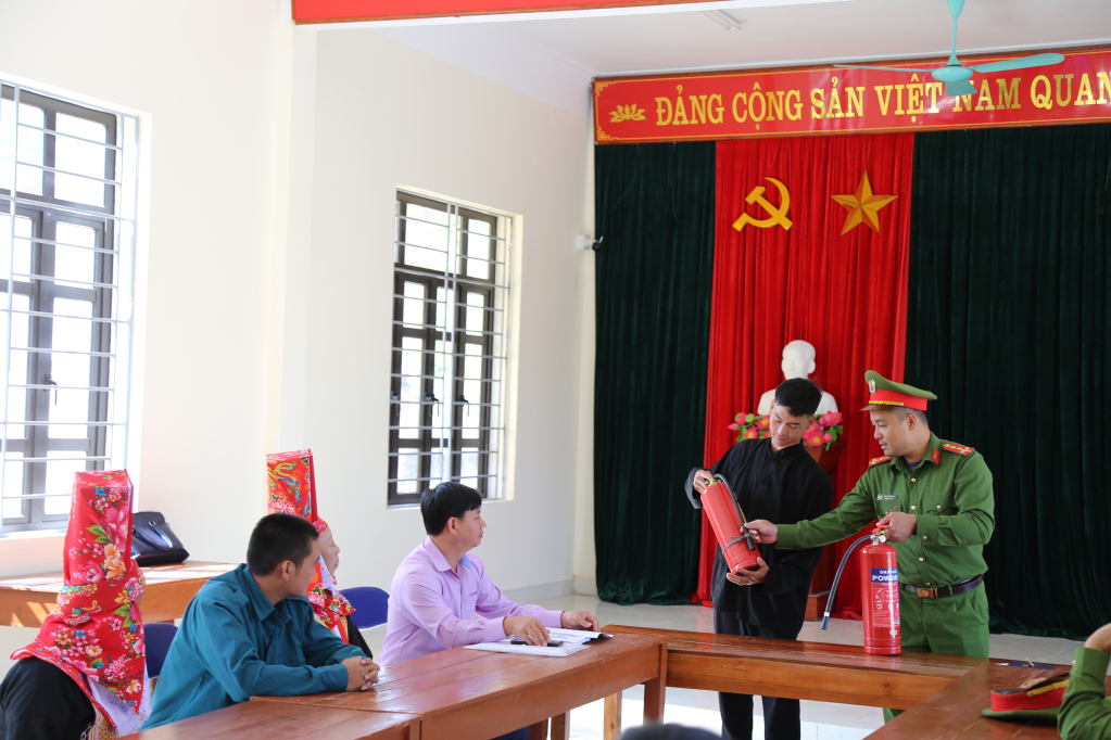 Công an xã Đầm Hà hướng dẫn người dân cách sử dụng bình chữa cháy