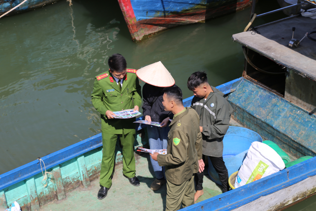 Công an xã Đầm Hà, huyện Đầm Hà tuyên truyền cho ngư dân tại cảng Đầm Buôn về ngày bầu cử trưởng thôn, bản, khu phó