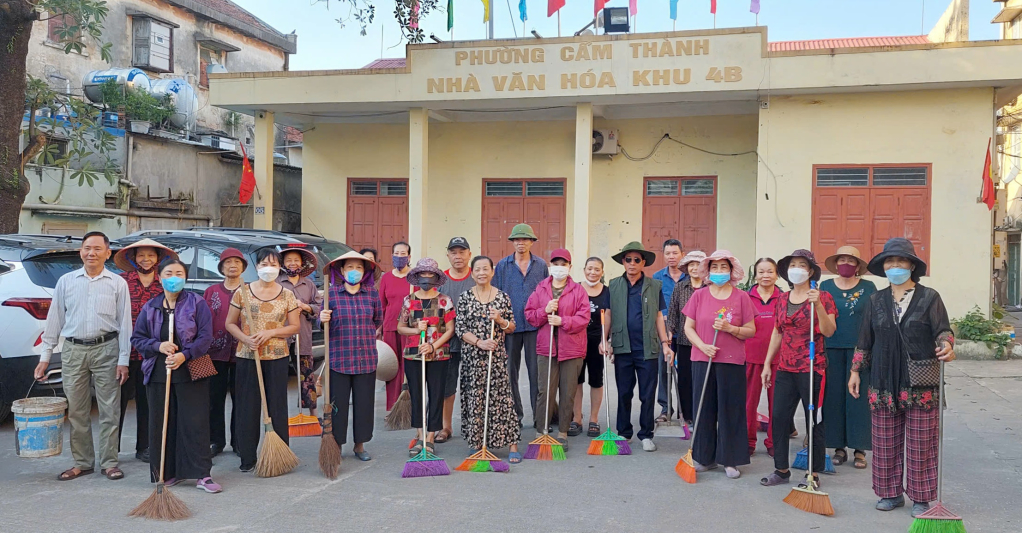 Các hộ dân Khu phố 4B, phường Cẩm Thành tập trung tại Nhà văn hóa tham gia dọn vệ sinh môi trường tại các tuyến đường, ngõ xóm.
