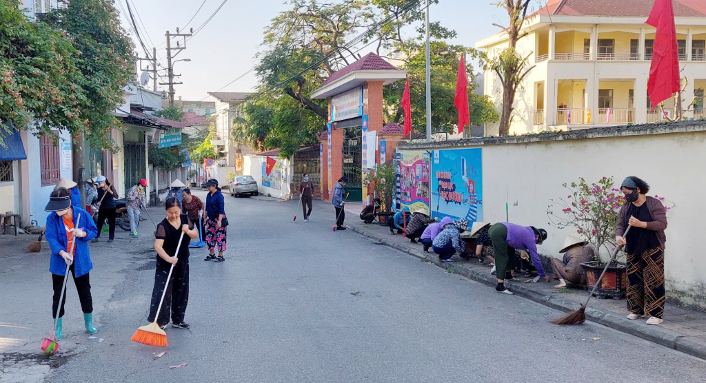 Người dân khu phố 3 tham gia dọn vệ sinh môi trường.
