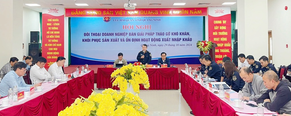 Cục Hải quan tỉnh Quảng Ninh đối thoại với doanh nghiệp để bàn giải pháp tháo gỡ khó khăn, khôi phục sản xuất và ổn định hoạt động xuất nhập khẩu. Tháng 10/2024. Ảnh: Quốc Thắng