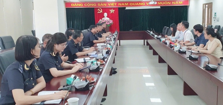 Lãnh đạo Chi cục HQCK cảng Hòn Gai gặp gỡ, nắm bắt khó khăn của doanh nghiệp sau bão số 3. Ảnh; Khánh Linh (Chi cục HQCK cảng Hòn Gai)
