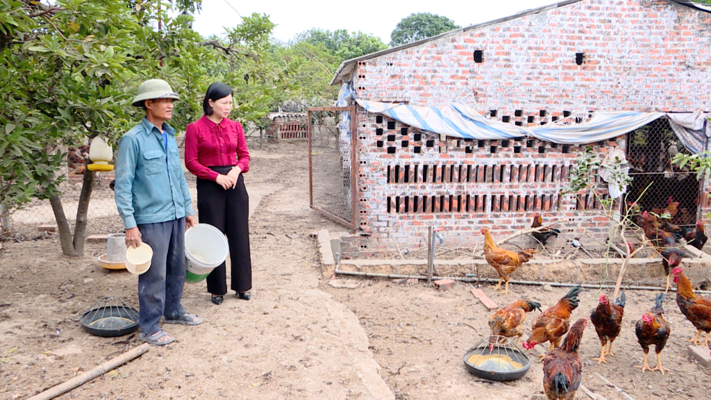 Lãnh đạo Phòng Kinh tế TP Đông Triều kiểm tra mô hình chăn nuôi tại xã Việt Dân.