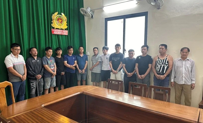 Nhóm đối tượng trong vụ án triệt pha đường dây cá độ bóng đá trên 100 tỷ đồng, tại cơ quan công an. (Ảnh do công an cung cấp)